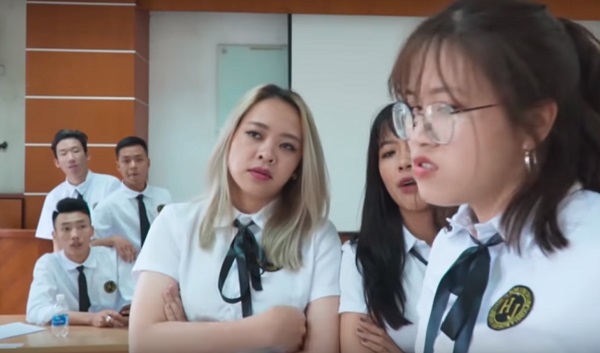 Youtuber Hậu hoàng bất ngờ vượt mặt Hương Giang với Những chị đại học đường